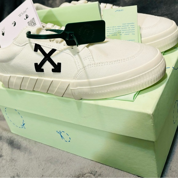 Off White - Picture 2 of 3